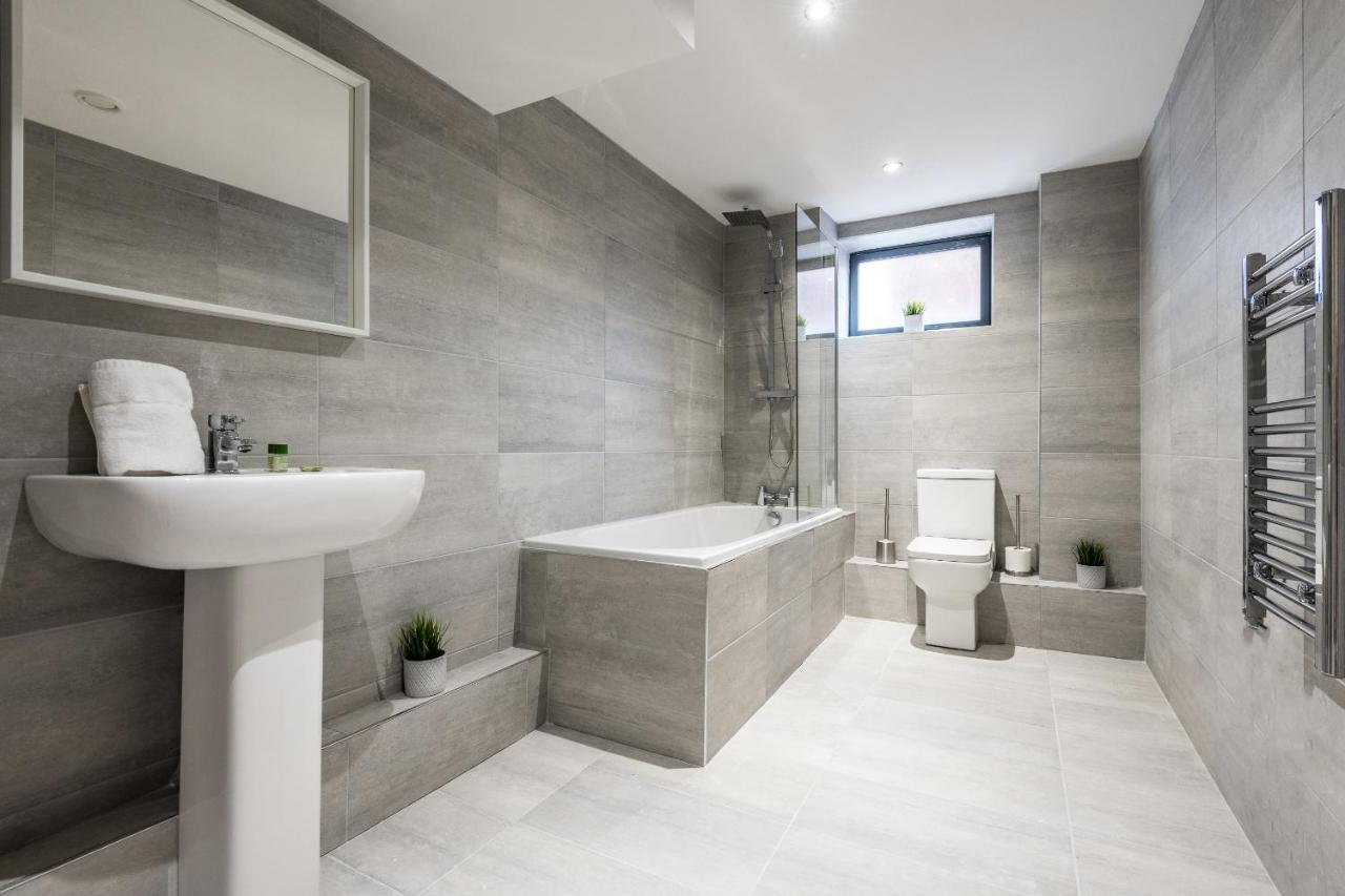 Host Apartments - Contemporary 3 Bed Apt With Balcony - Perfect For Long Stays Liverpool Luaran gambar